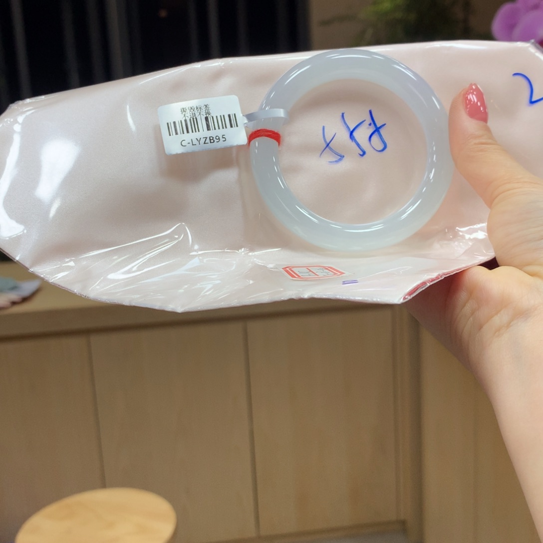 翡翠手镯未镶嵌不退不换