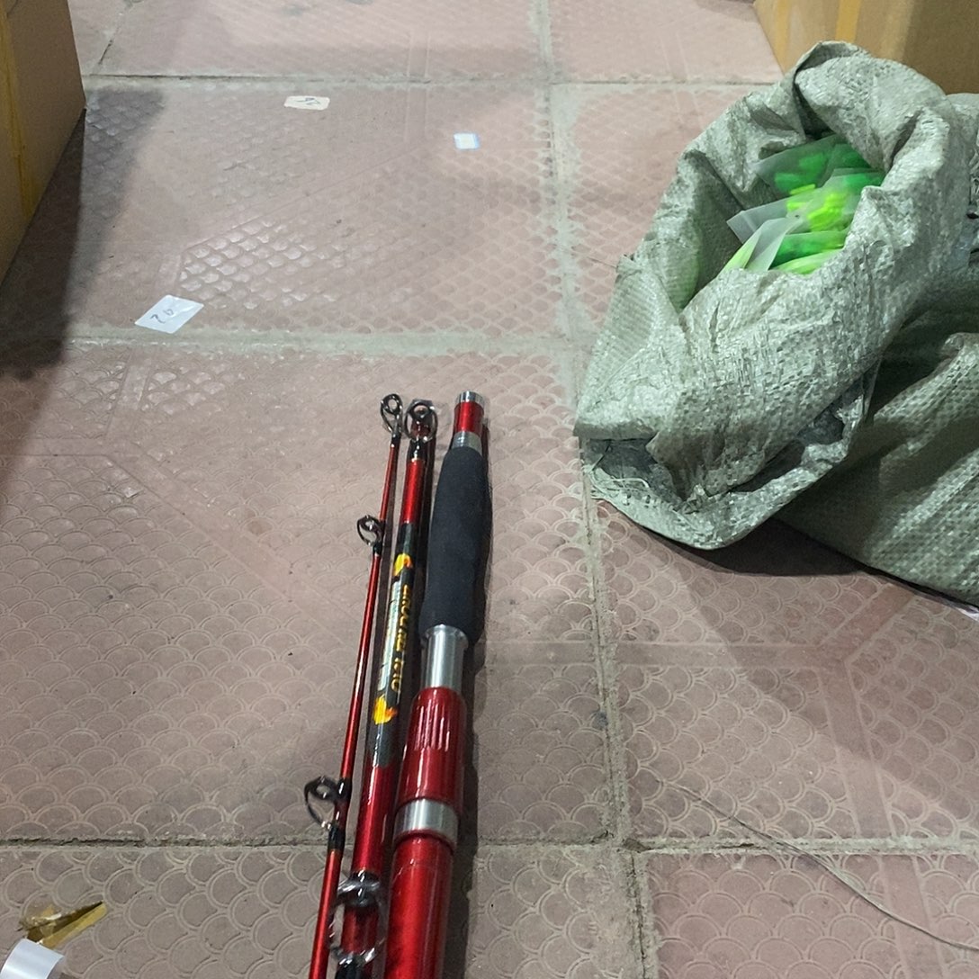 插节红色路亚杆一根。。。