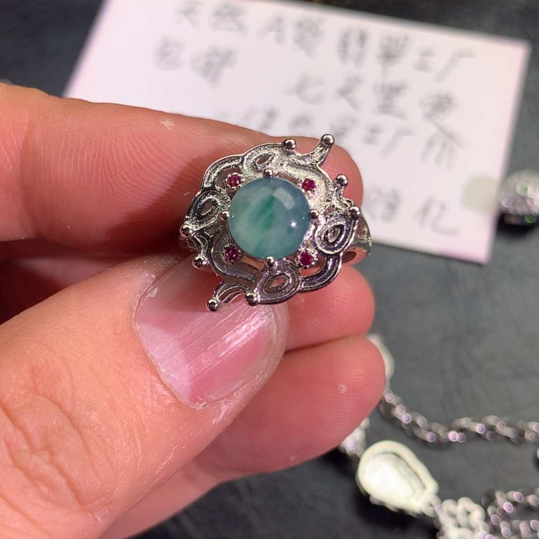 翡翠颈饰未镶嵌戒指