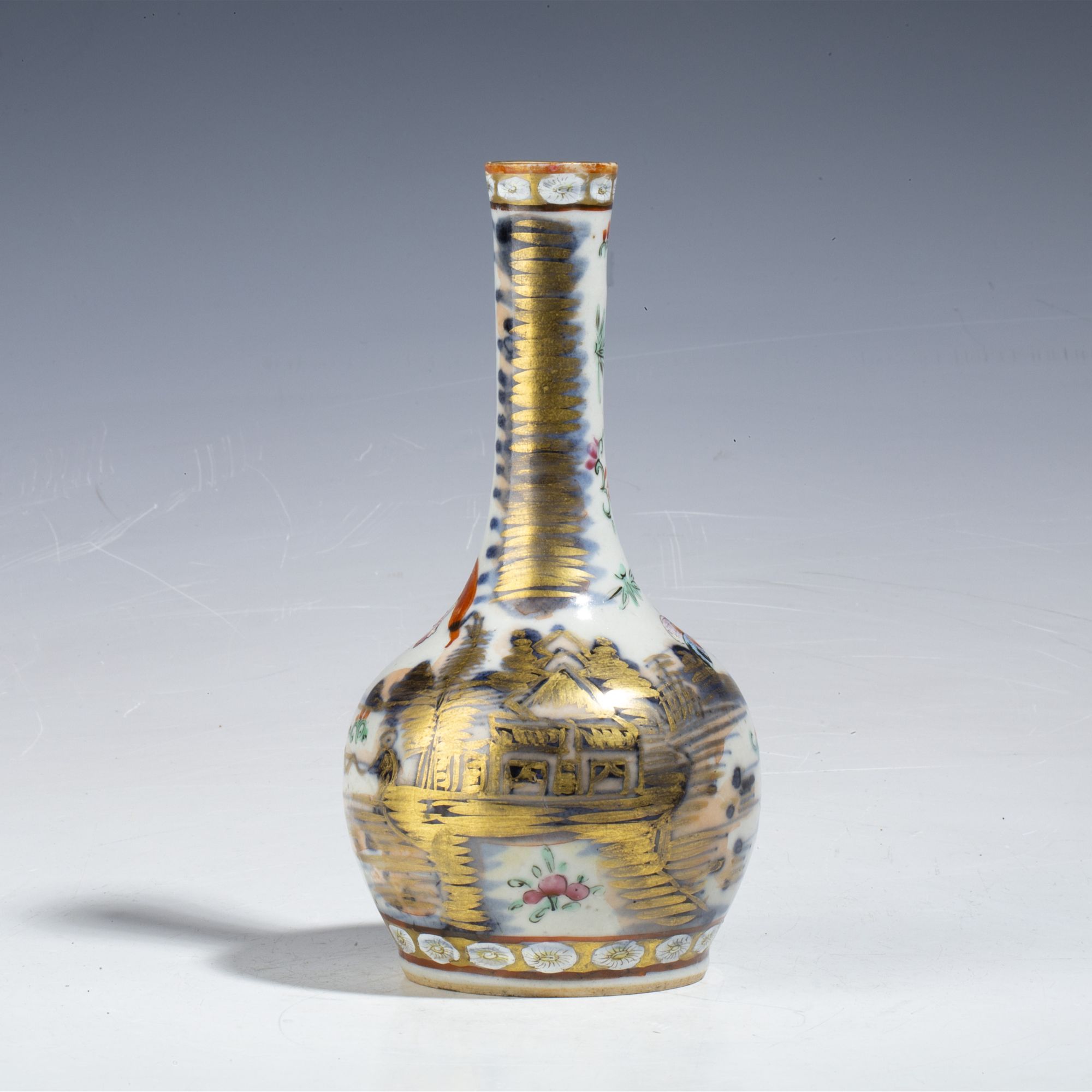 【拍卖-清晚】·广彩狮子花卉纹长颈瓶