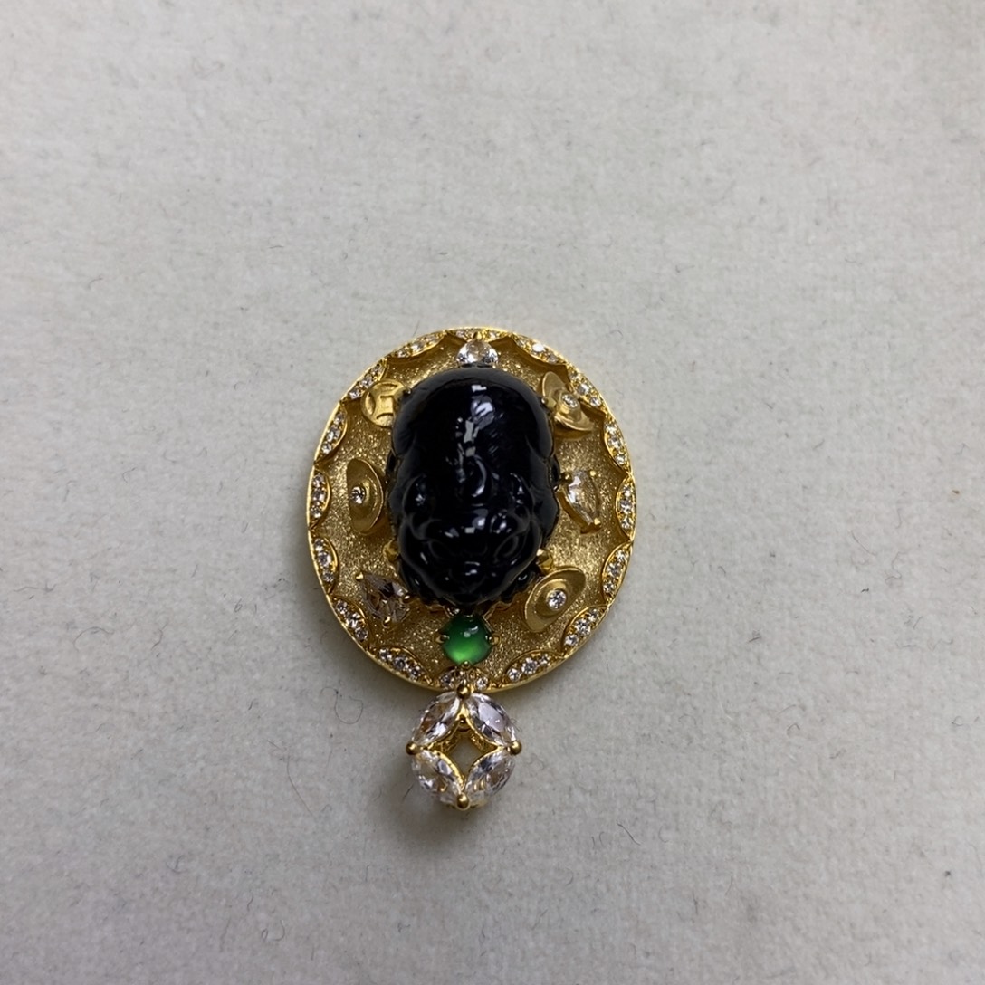 翡翠颈饰18K金镶嵌墨翠貔貅