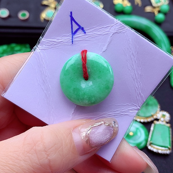 翡翠颈饰未镶嵌翡翠