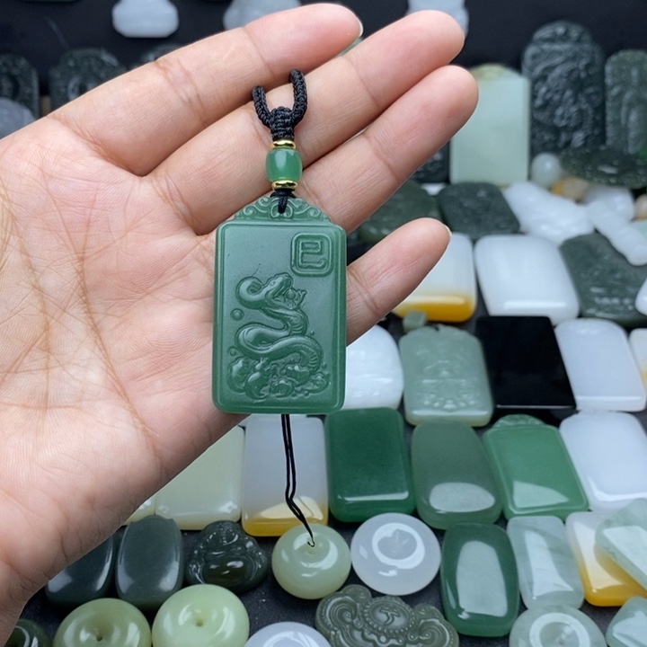 经***典石英质玉未镶嵌颈饰