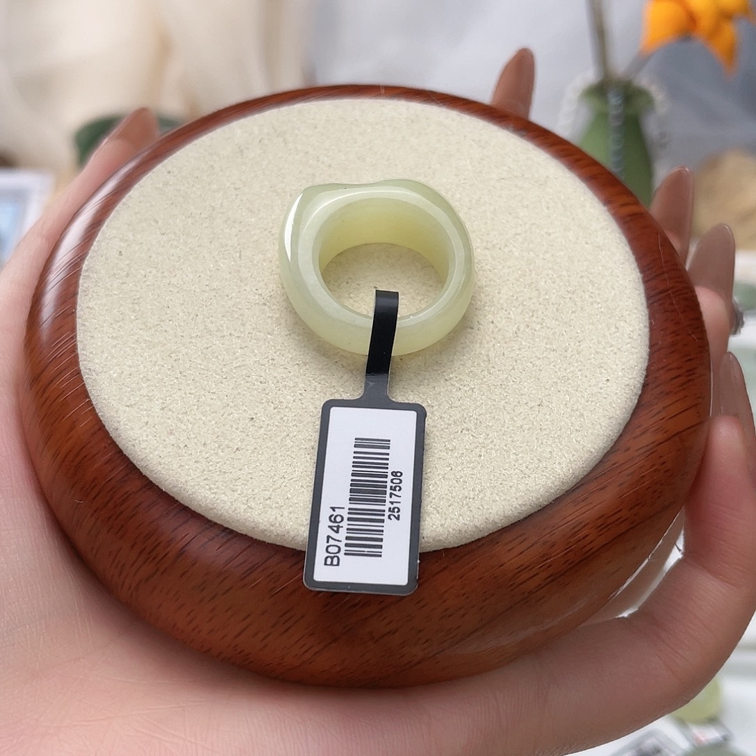 和田玉未镶嵌戒指黄色猫耳朵17.1v34