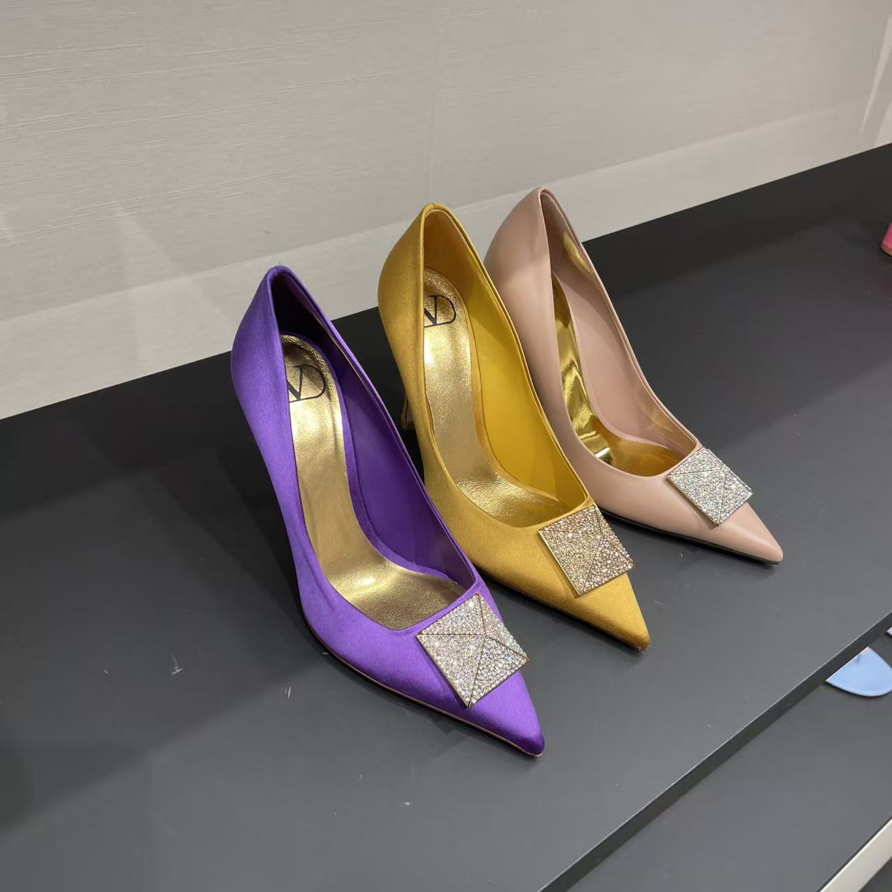 未使用 Valentino/华伦天奴 女鞋满钻铆钉高跟鞋紫色尖头单鞋方扣