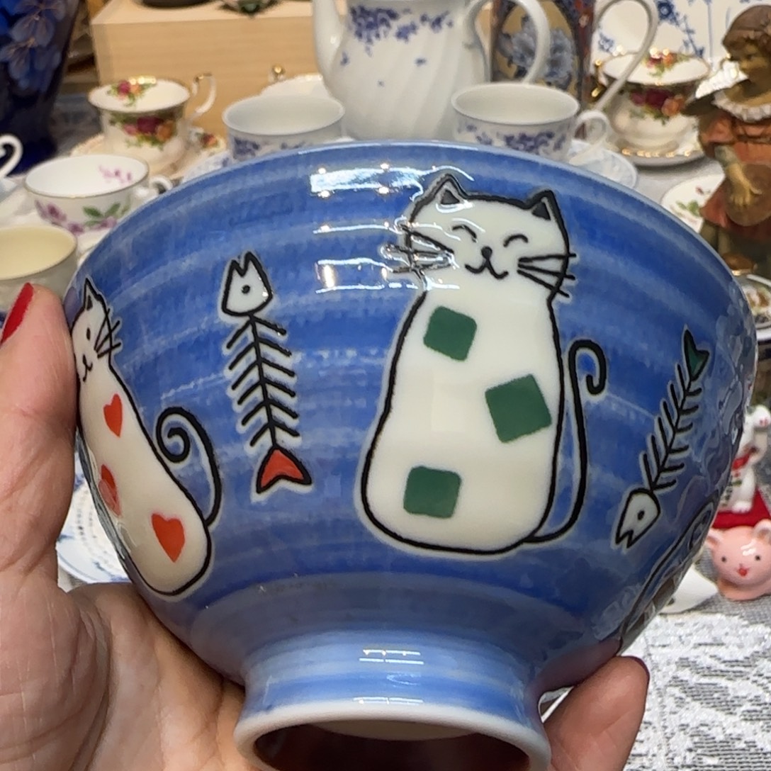 瓷片咖啡杯里有一个小杯子是