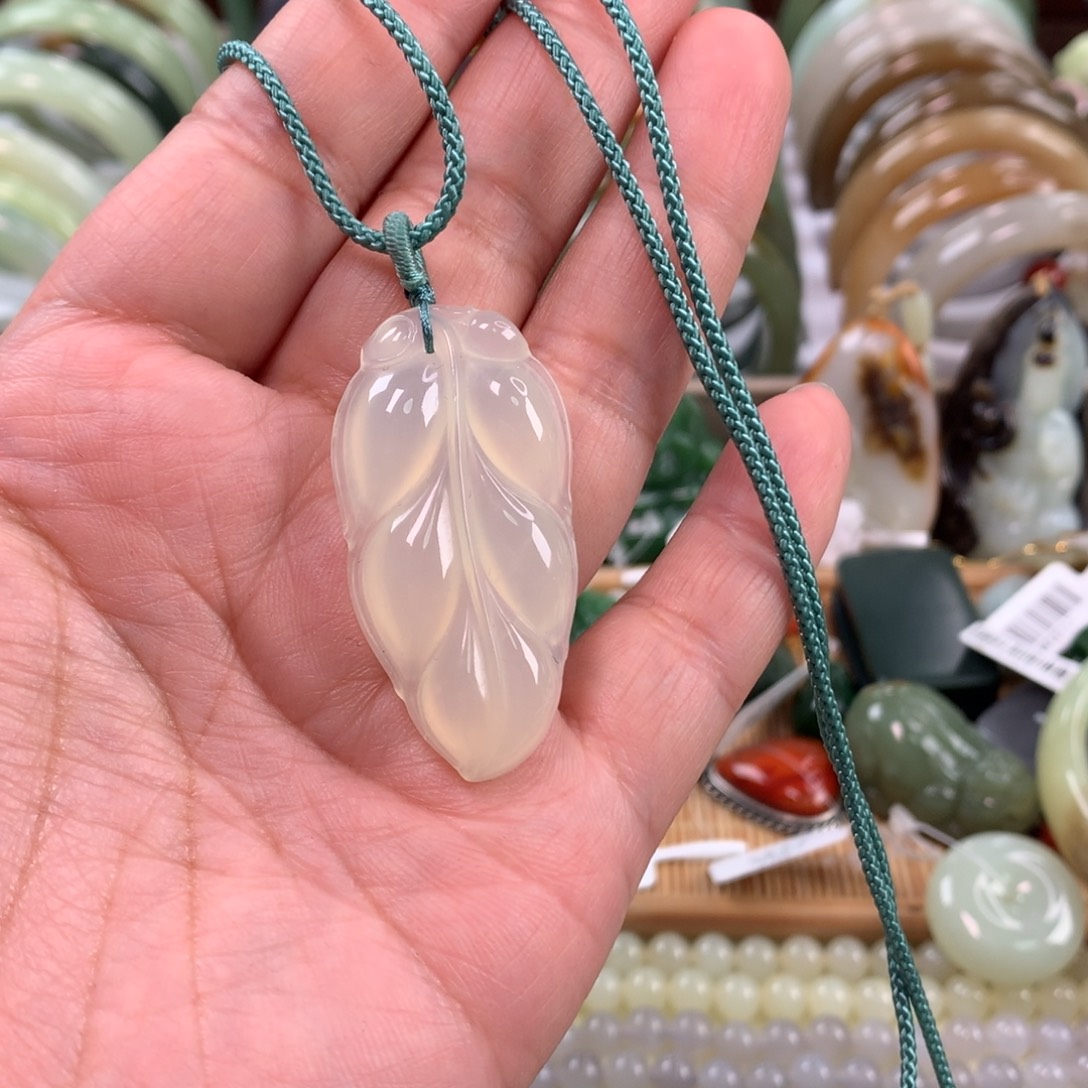 岫玉未镶嵌颈饰吊坠