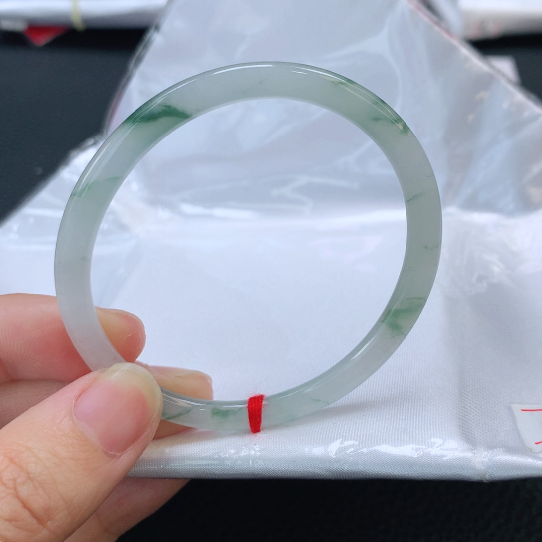 翡翠手镯未镶嵌7*。贵妃55