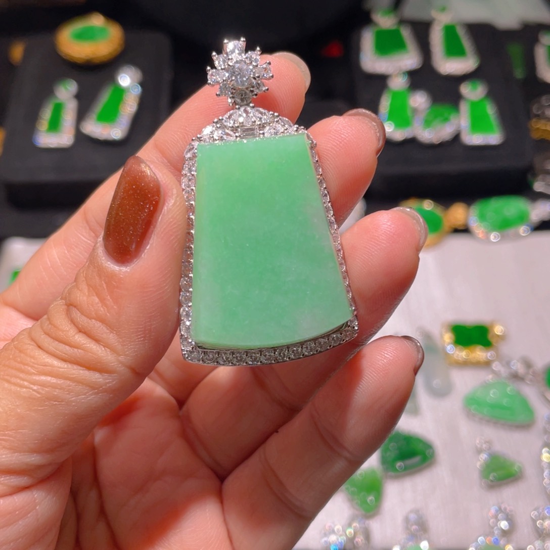 翡翠颈饰银S925镶嵌是****吖精品