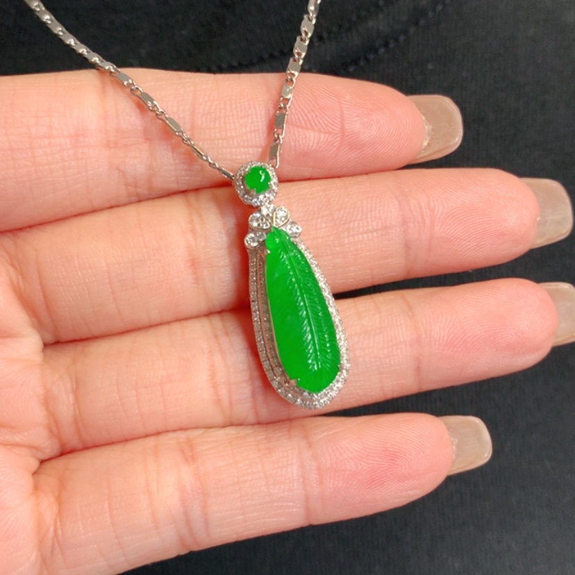 【闪购商品】颈饰18K金镶嵌翡翠羽毛