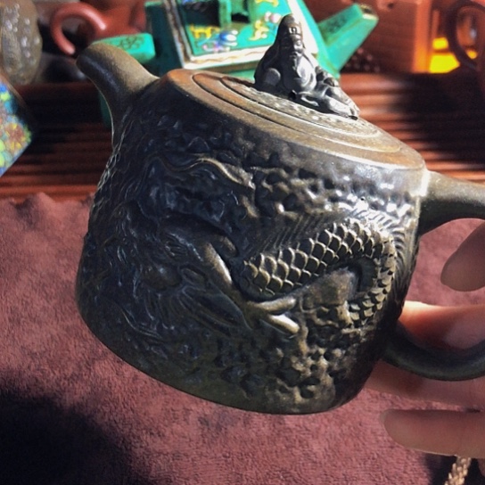 紫砂茶壶原矿泥料手工制作的紫砂壶。