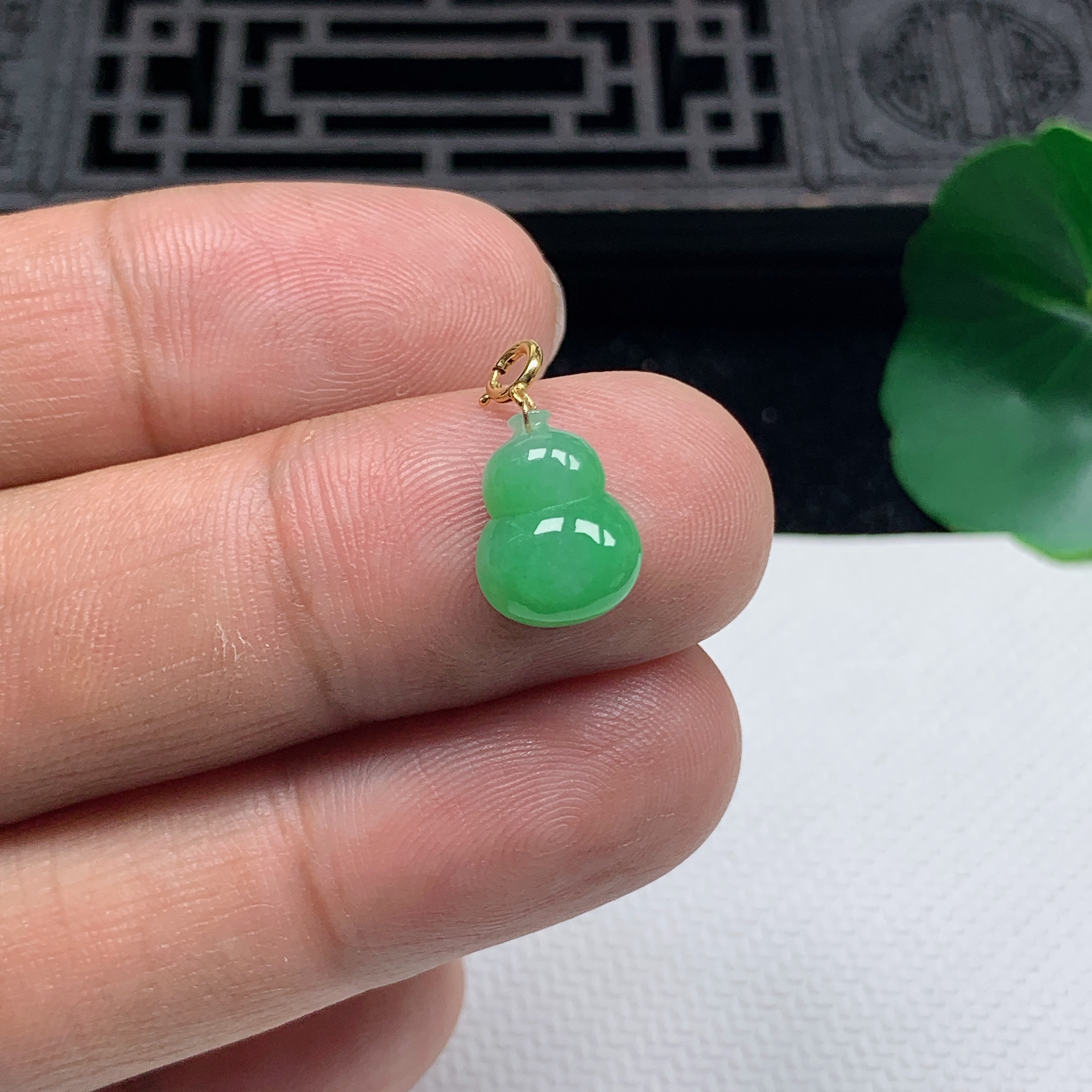 缅甸天然翡翠A货18K金扣冰润飘绿葫芦小吊坠尺寸11.6*8.9*3.9mm