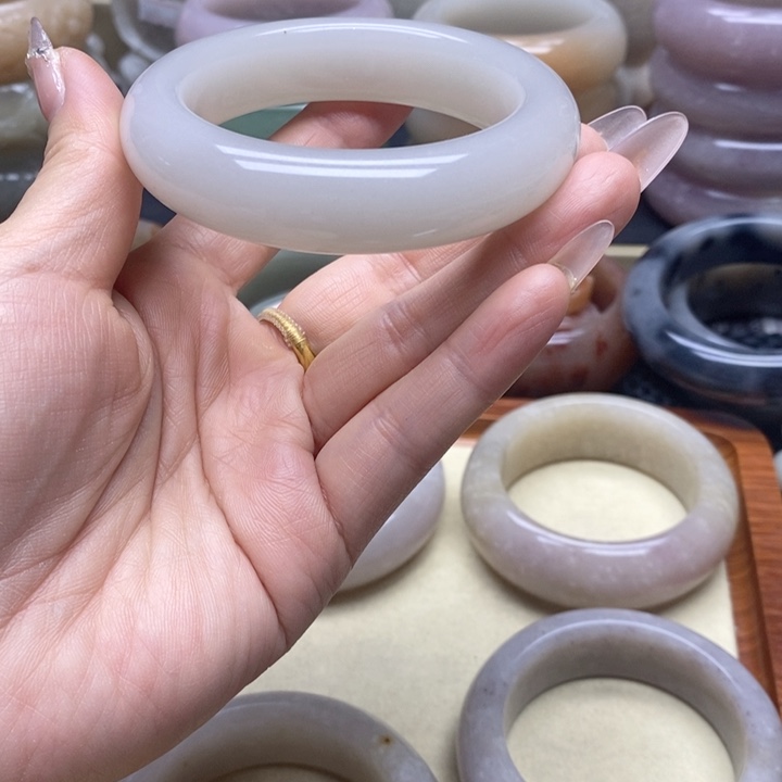 石英岩玉手镯未镶嵌