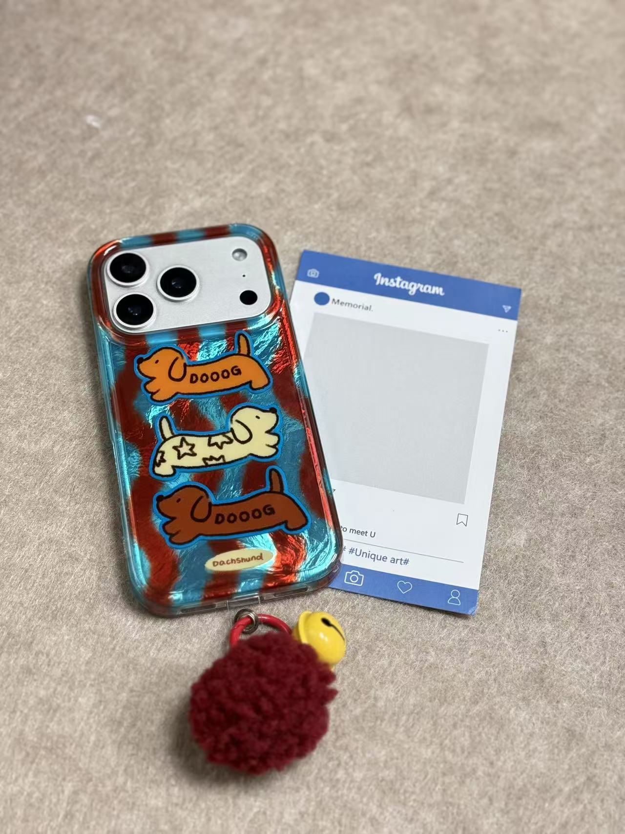 红蓝波浪纹腊肠狗带铃铛毛绒挂件imd双层手机壳