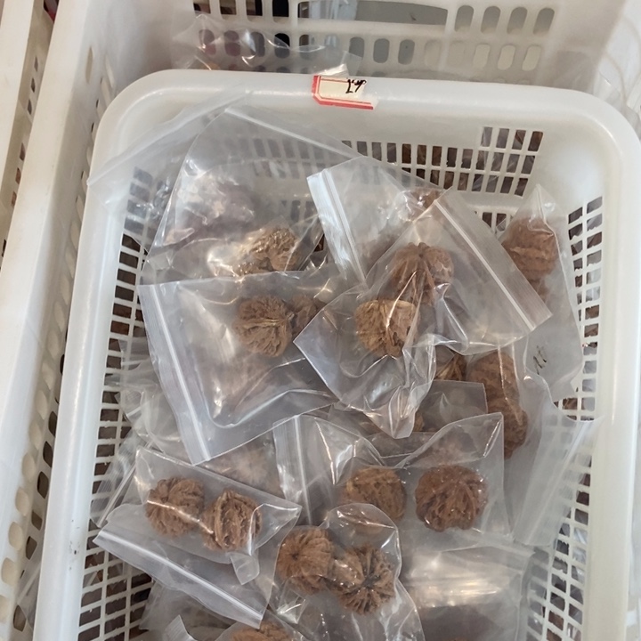 吊坠文玩核桃三棱瑕疵磨损