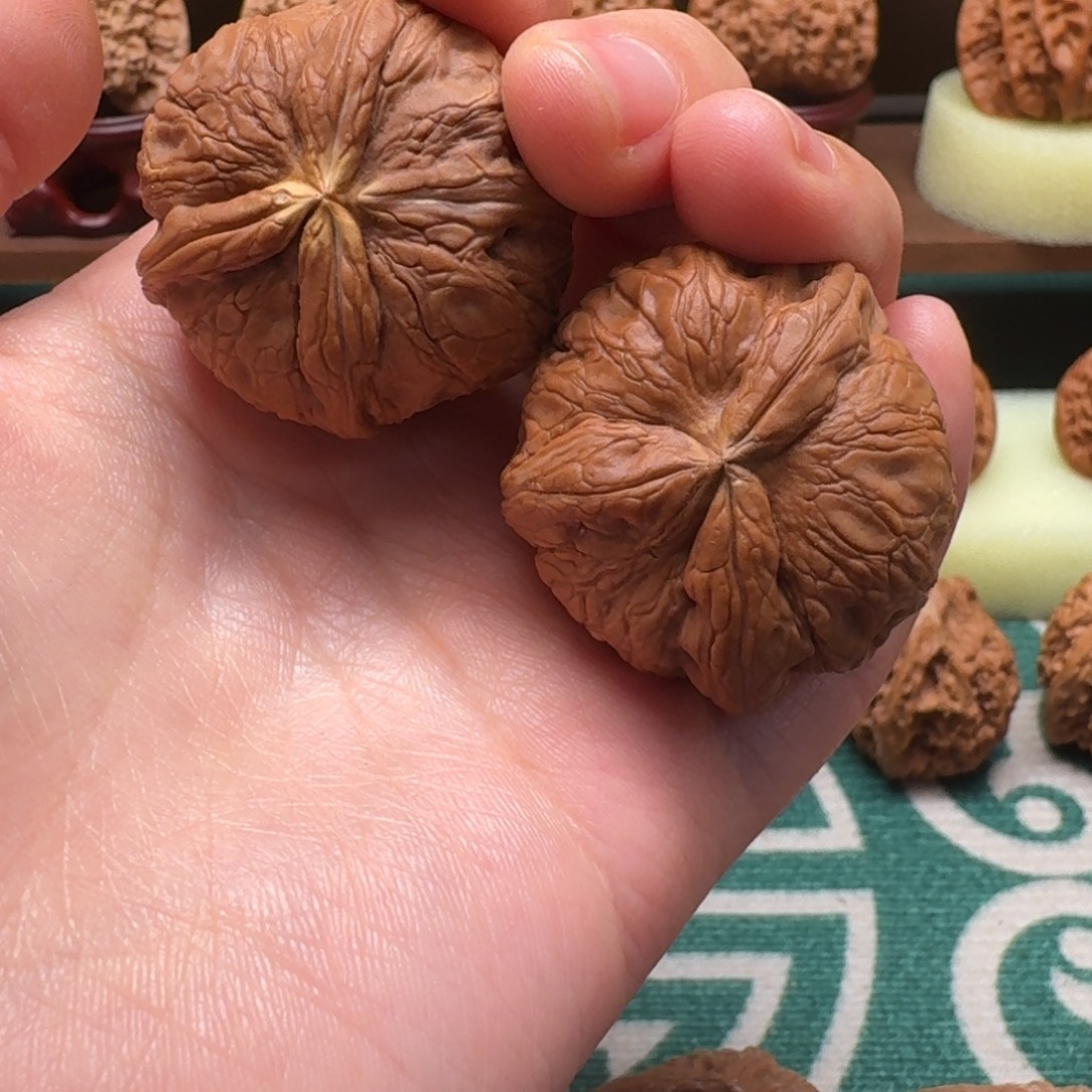 文玩核桃吊坠元宝三棱黄