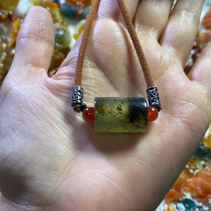蛇纹石玉未镶嵌颈饰