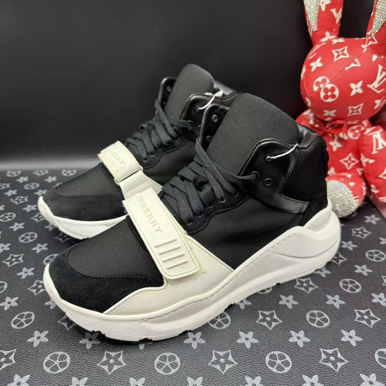 95新 BURBERRY/博柏利 男高帮时尚魔术贴透气板鞋40欧码 ddm2984