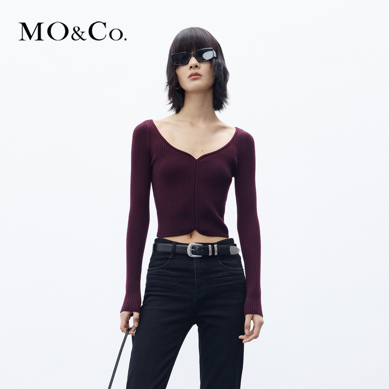 【陈大可专属】MOCO秋MC章仔桃心领修身短款法式针织衫MBC3SWT027