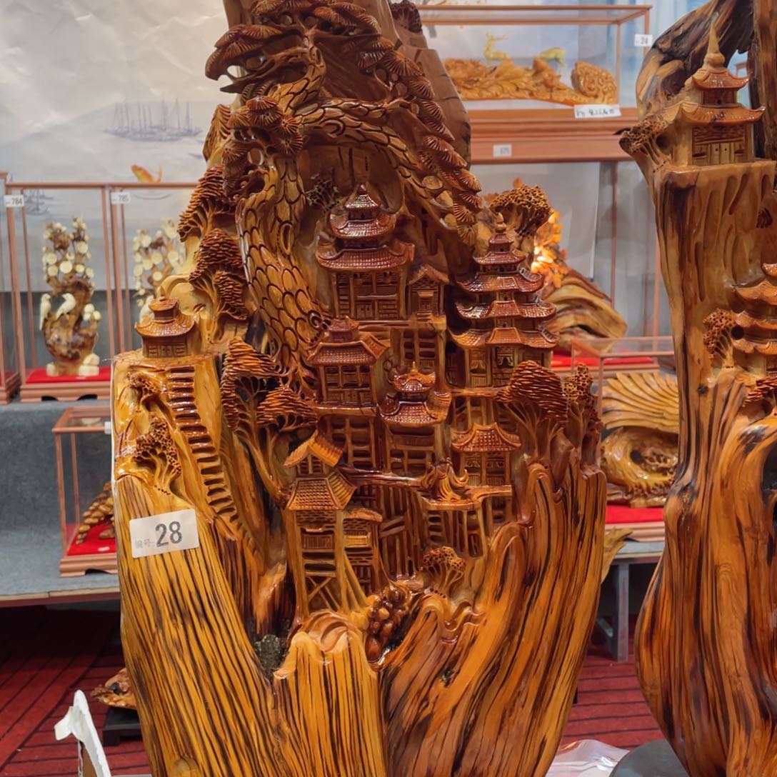 柏木和****友崖柏手艺人雕刻