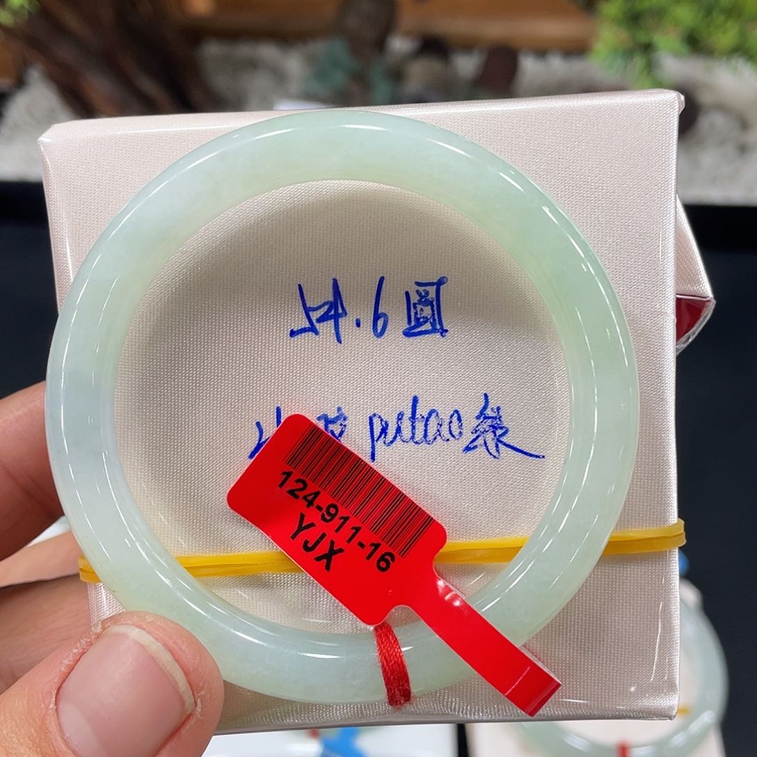 翡翠手镯未镶嵌翡翠