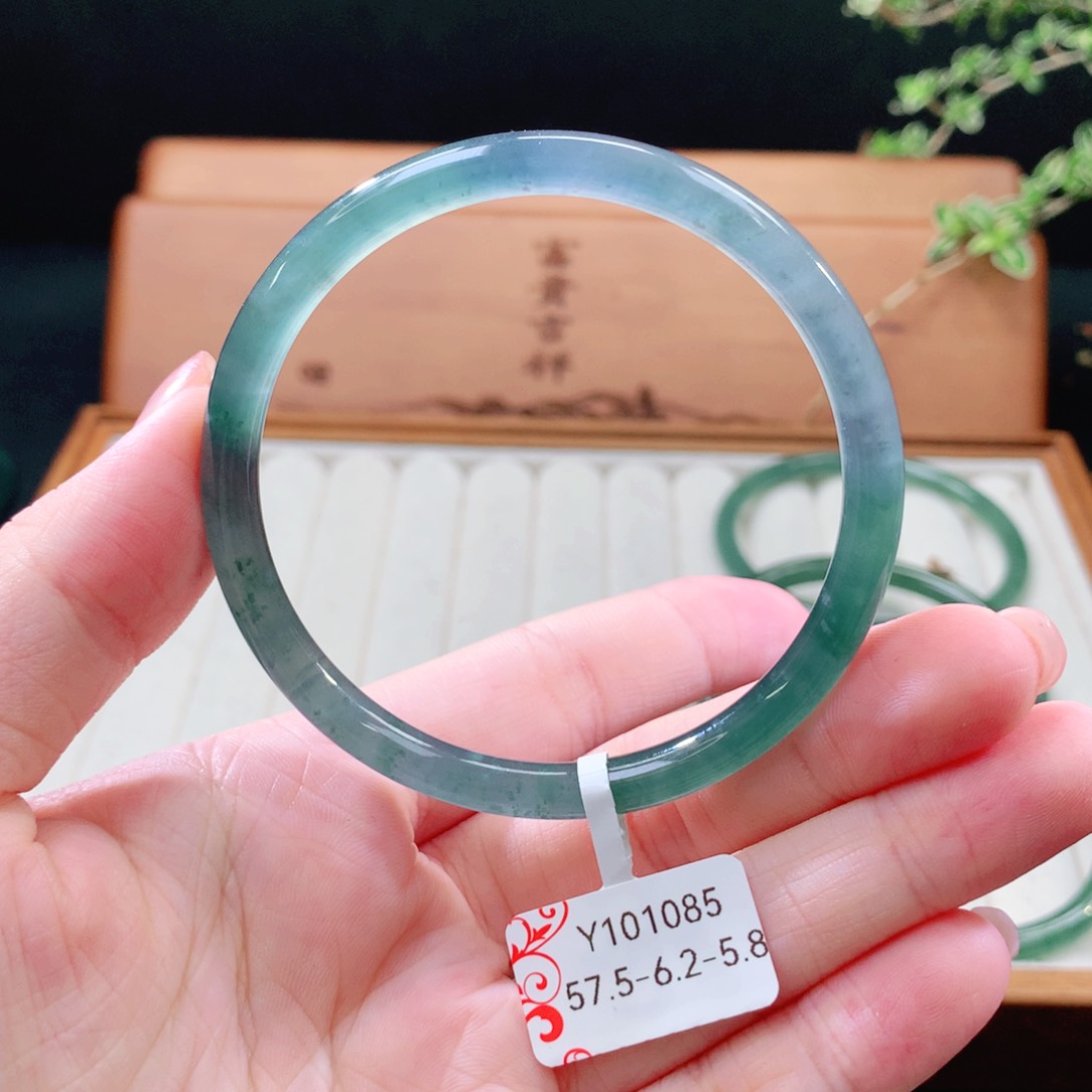 翡翠手镯（圆镯）未镶嵌