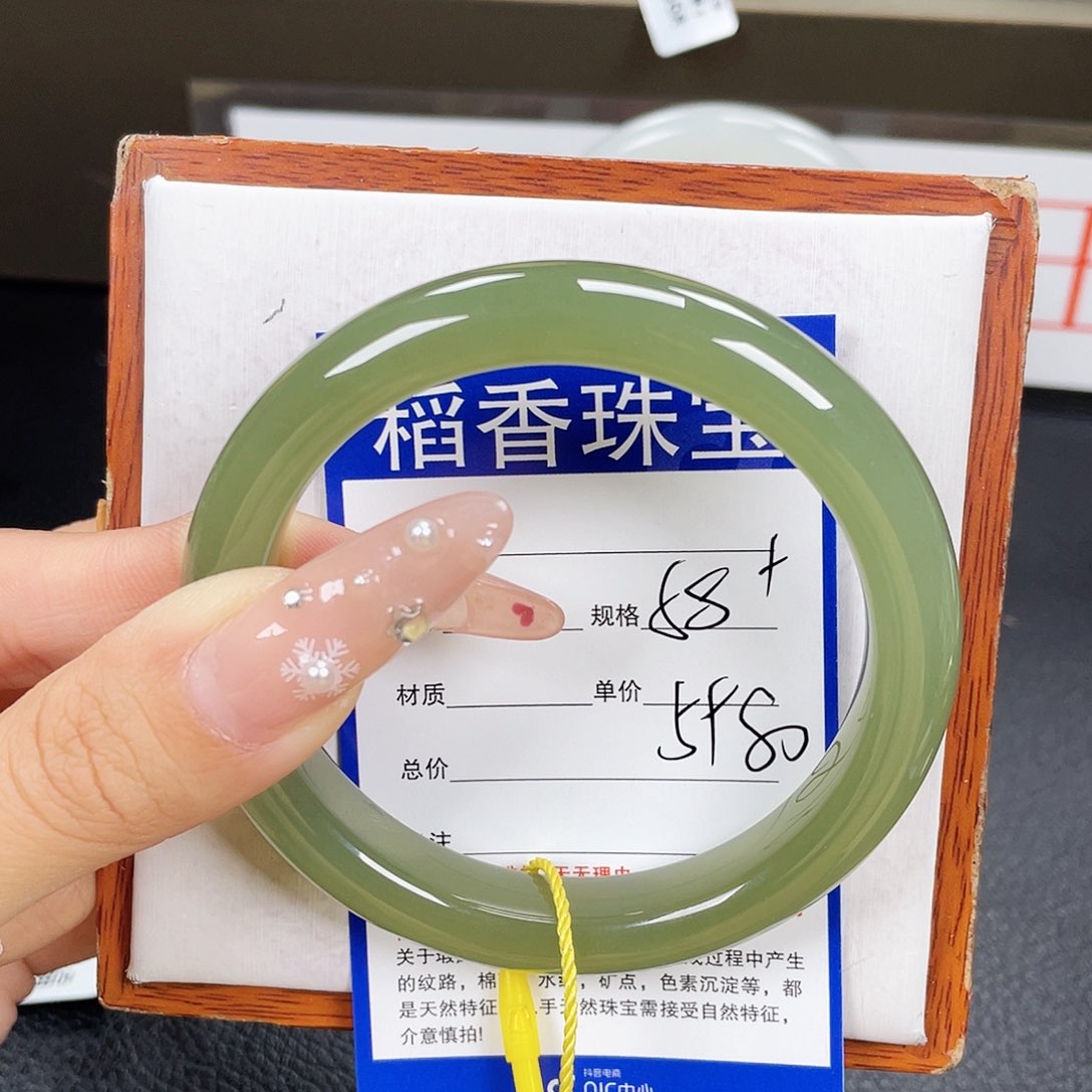 和田玉手镯未镶嵌