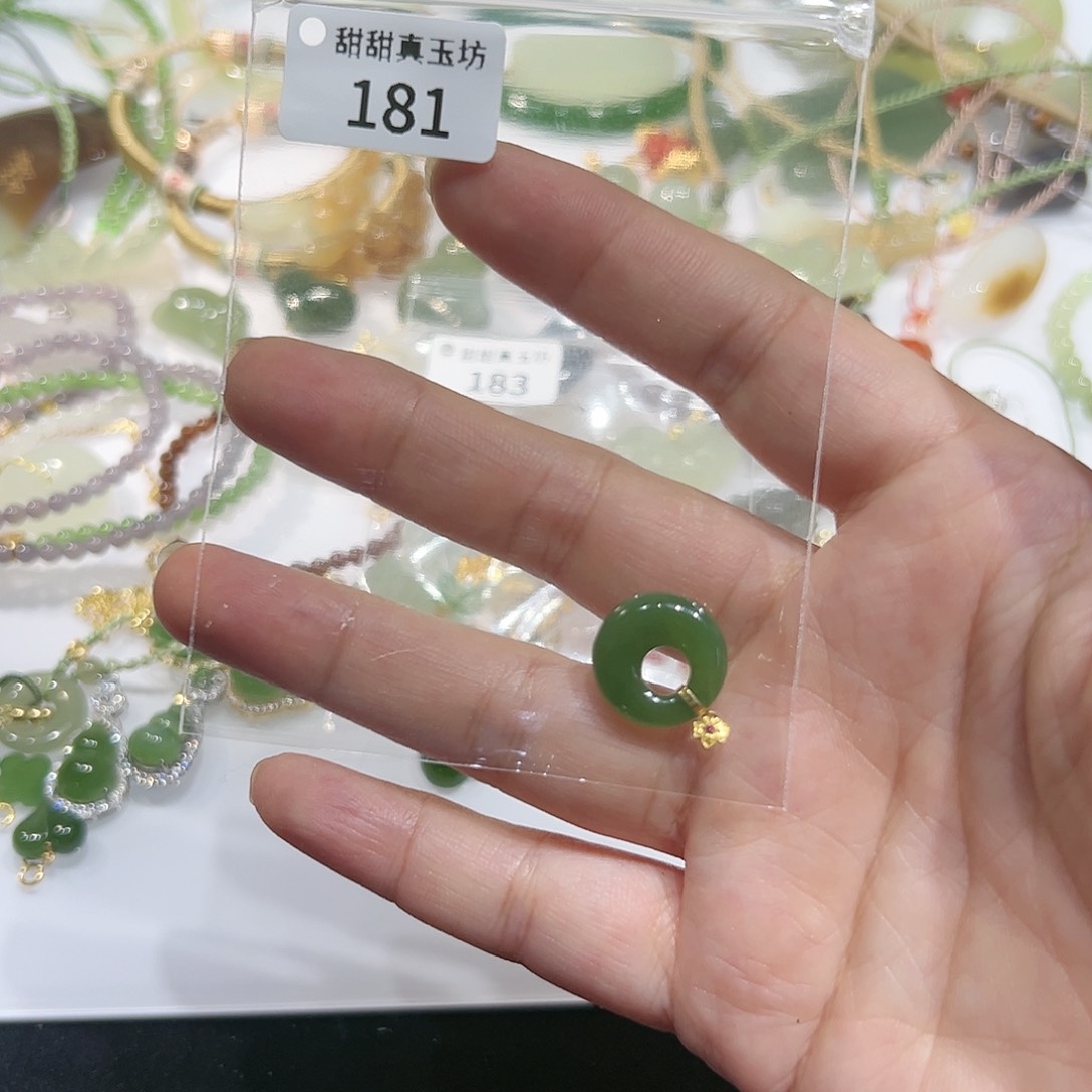 颈饰18K金镶嵌和田玉?*