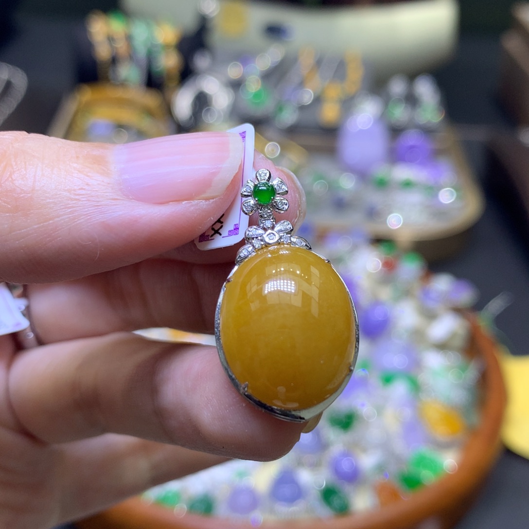 颈饰18K金镶嵌翡翠