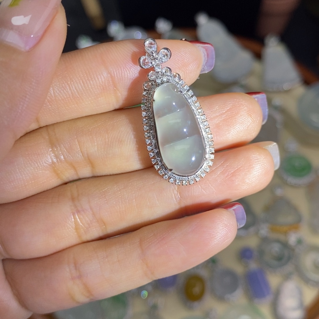 翡翠颈饰18K金镶嵌A货翡翠