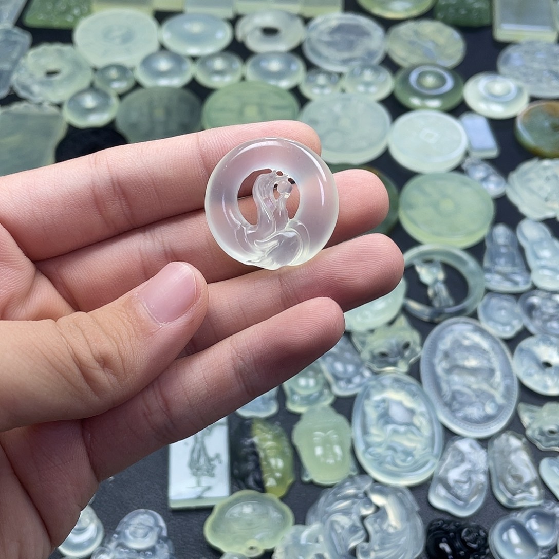 岫玉未镶嵌颈饰掌上明珠