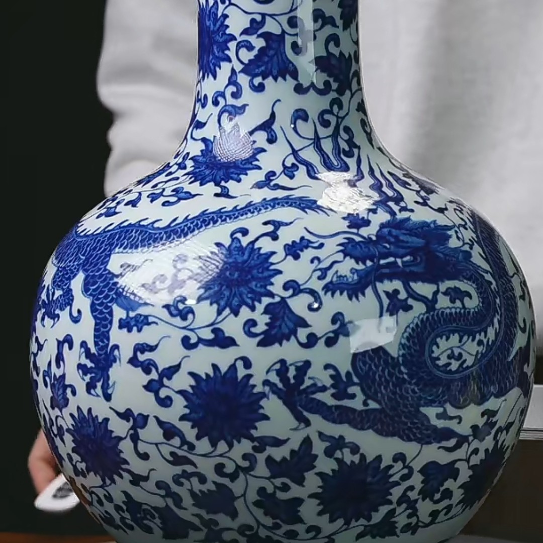 X青花龙穿莲花纹天球瓶