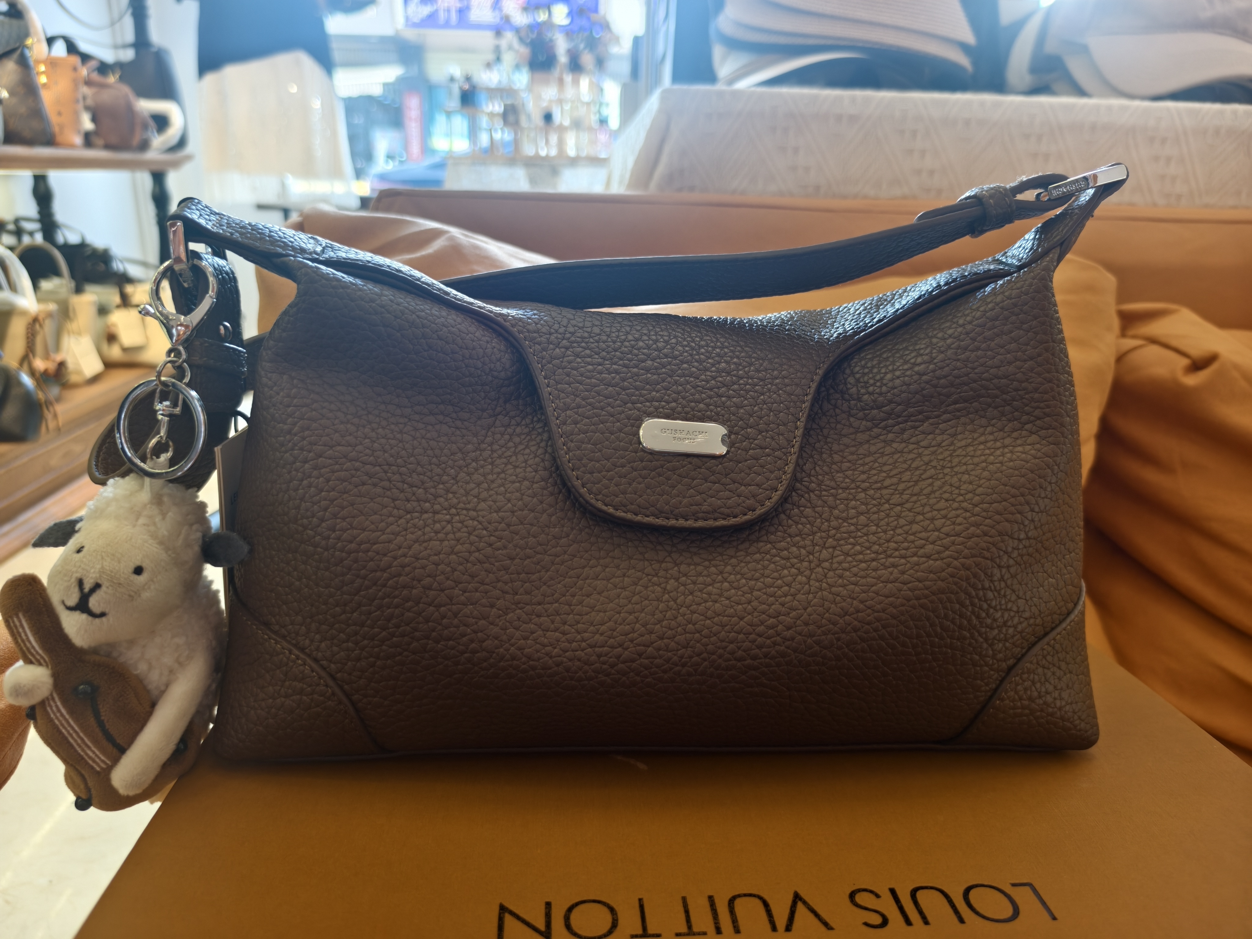 锁扣托特包复古便携式耐磨单肩包百搭休闲水桶包腋下