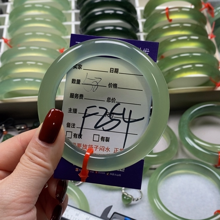 蛇纹石玉手镯未镶嵌上*签