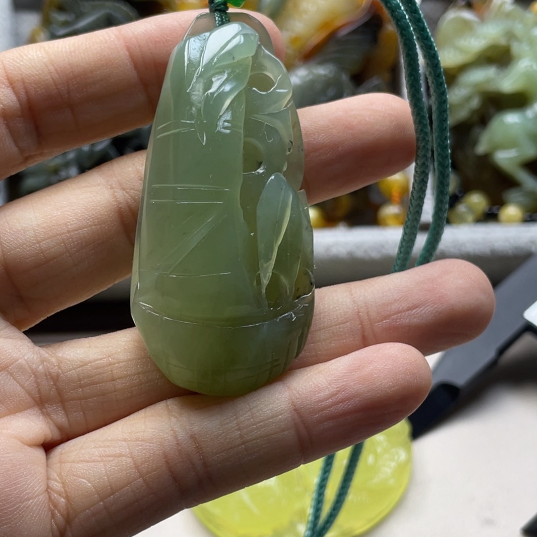 蛇纹石玉颈饰未镶嵌
