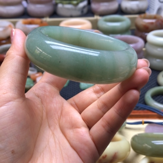 没***事石英岩玉手镯未镶嵌