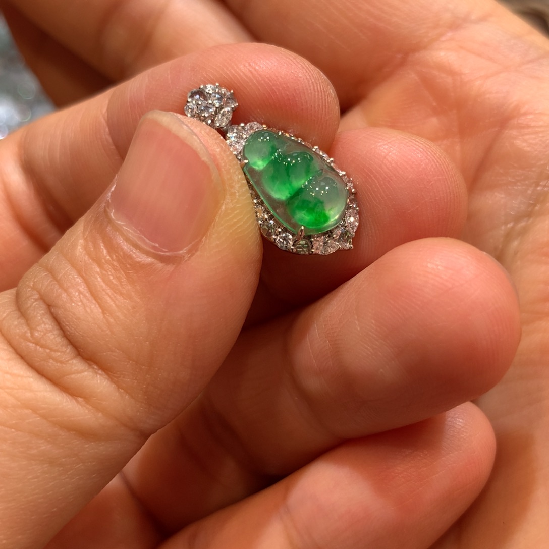 翡翠18K金镶嵌颈饰吊坠