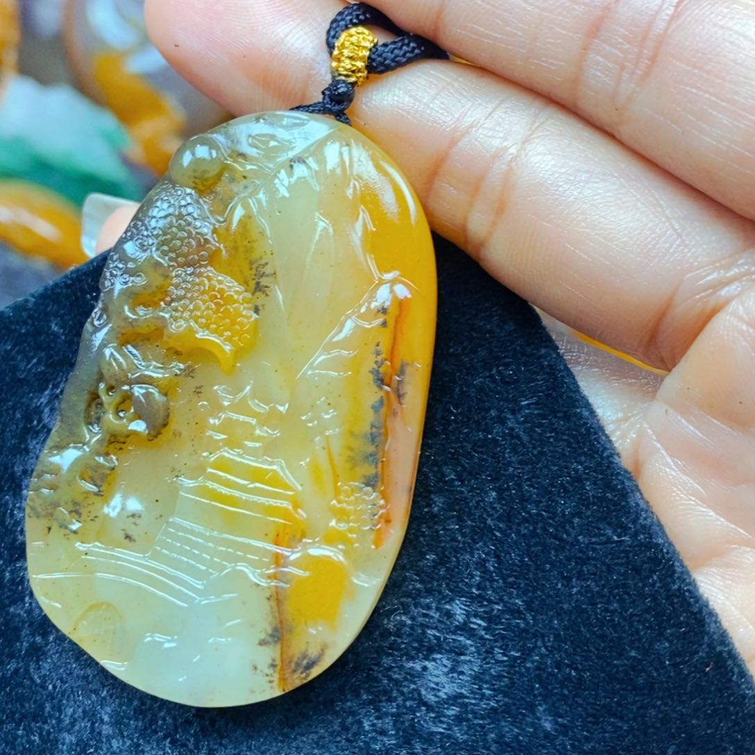 未镶嵌石英质玉（黄龙玉）颈饰