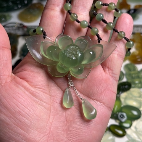 蛇纹石玉颈饰未镶嵌