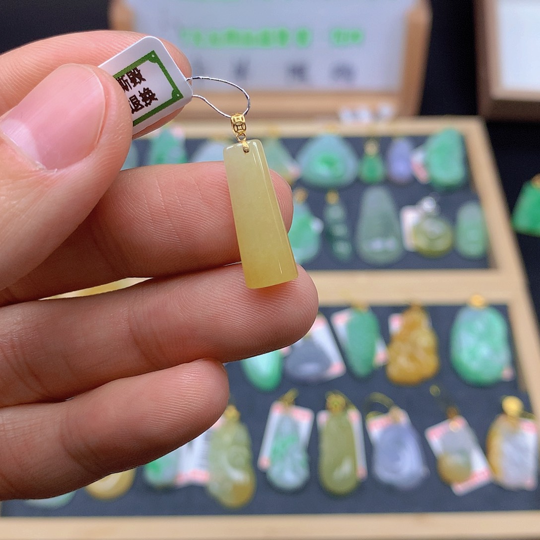 翡翠颈饰18K金镶嵌翡翠