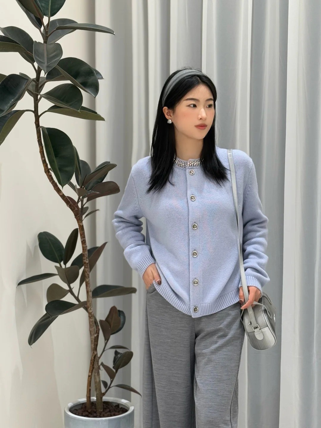 【商场同款】秋冬轻奢风钉珠圆领针织开衫女松弛感毛衣外套548091