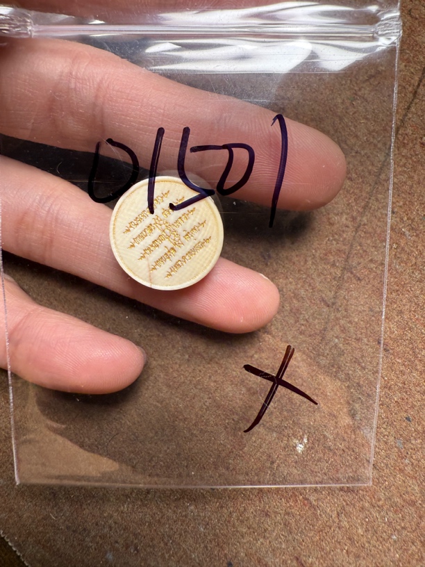 01501猛犸牙雕刻牌子吊坠瑕疵介意勿拍