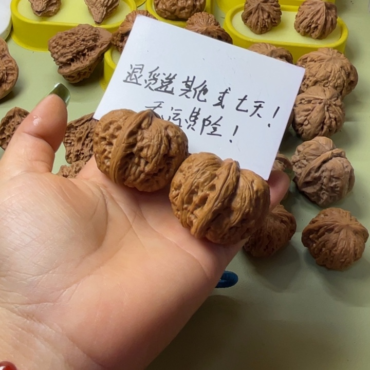 人***戏手把件雕刻核桃元宝