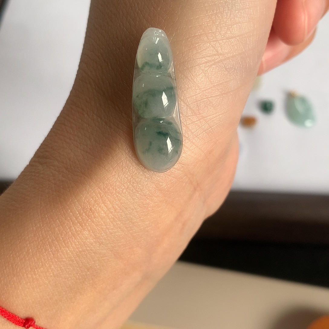 翡翠未镶嵌颈饰豆