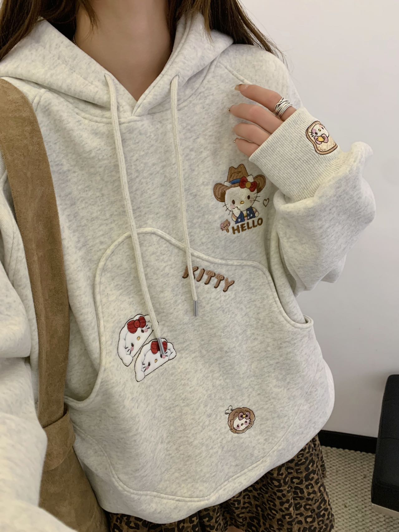 小慧  韩版刺绣猫咪加绒不规则口袋连帽卫衣KF25