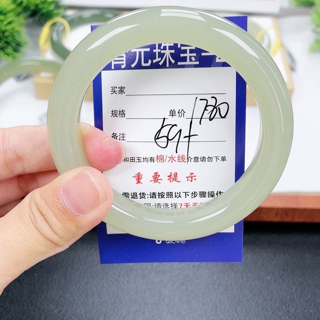 和田玉手镯未镶嵌