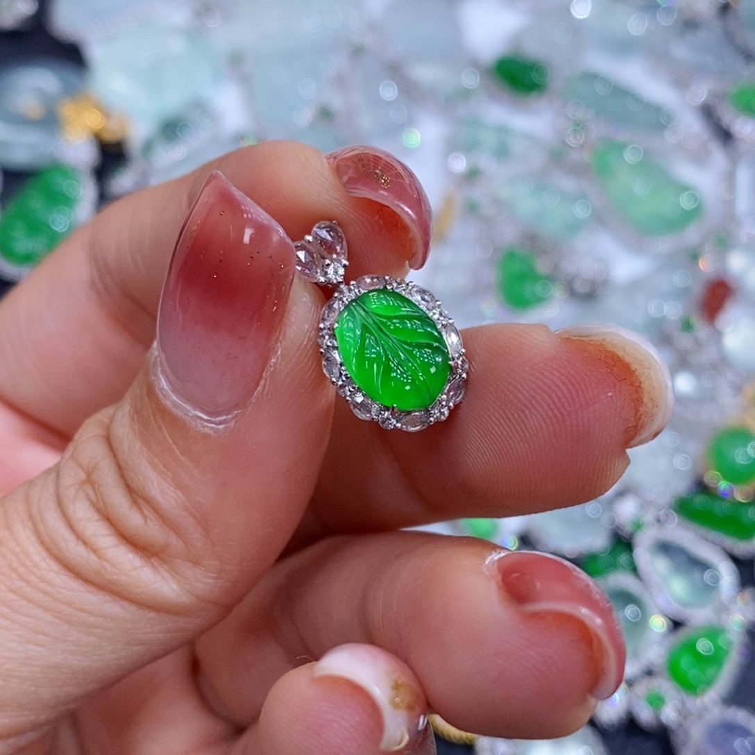 翡翠18K金镶嵌颈饰