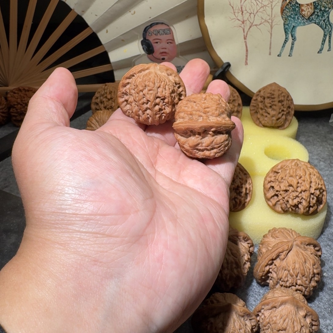 柔***卉文玩核桃吊坠41血麒麟