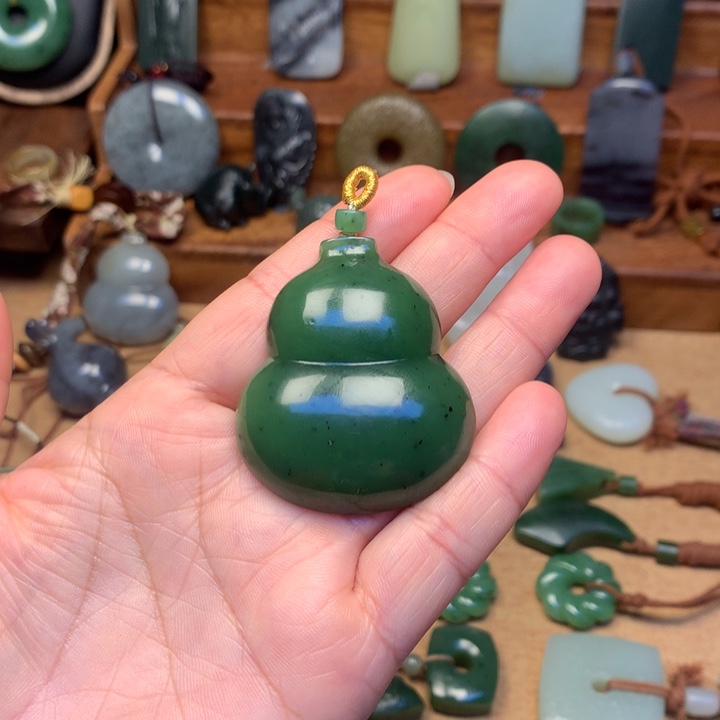 老***四和田玉未镶嵌颈饰