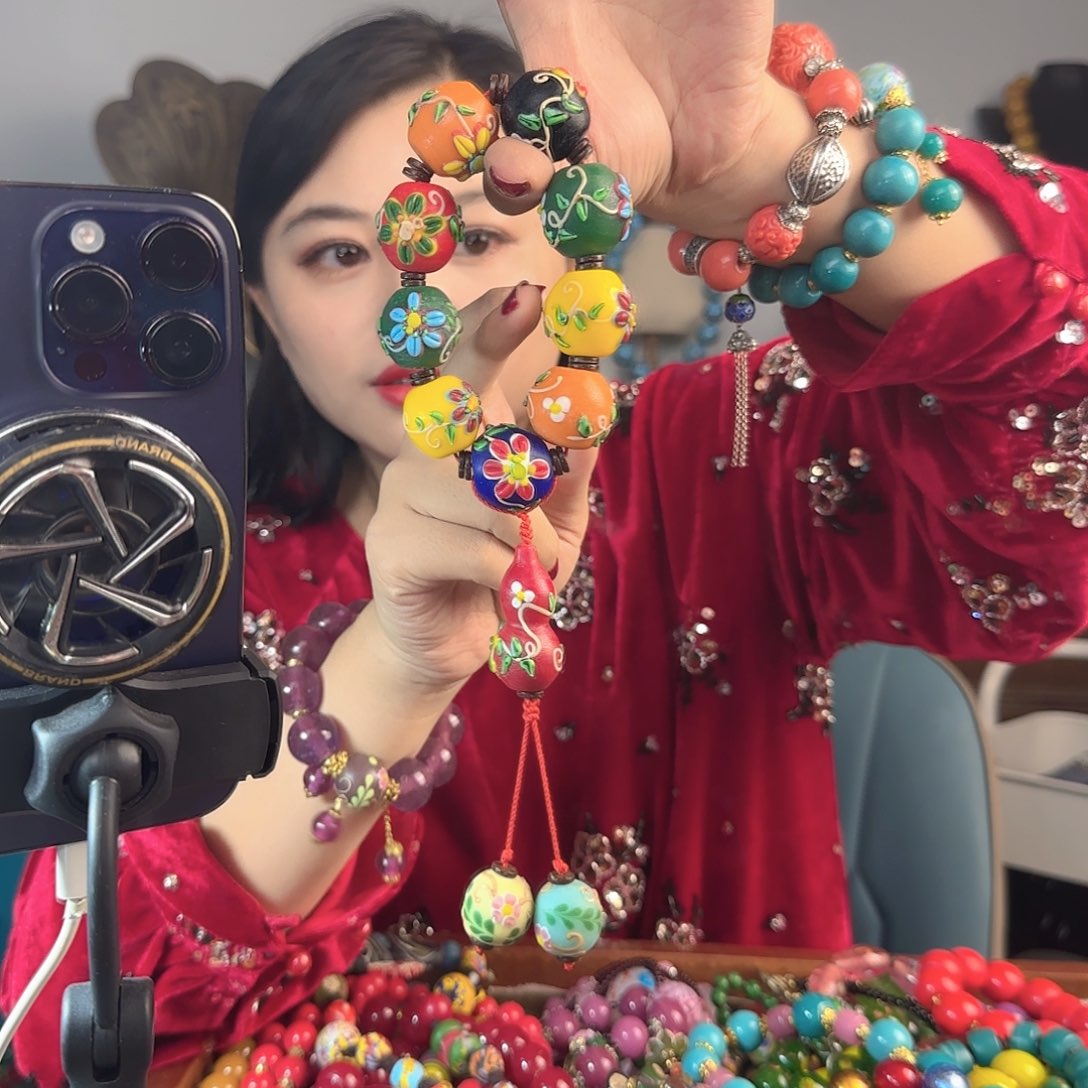 玻璃颈饰老琉璃的故事是一个人的故事吗我